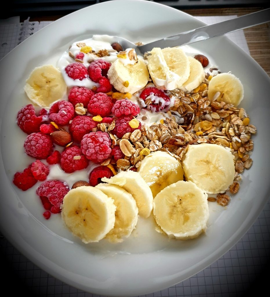 bananas, raspberries, cereal-6245426.jpg